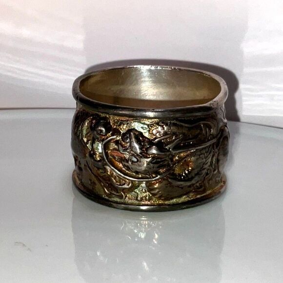 Beautiful antique silver toned napkin ring dragon pattern not monogrammed - Picture 1 of 7